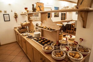 Free daily continental breakfast - Garni Col da la Vila (Canazei)