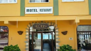 A building with a sign that reads "Motel Restaurant" and a smaller sign above the entrance that says "SECKIN". - Seckin Motel (Ayvacik)