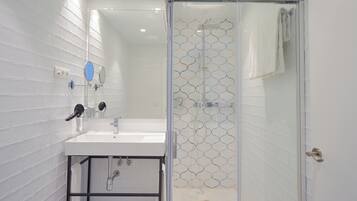 Appartement, 1 chambre | Salle de bain | Douche, douche à « effet pluie », articles de toilette écologiques