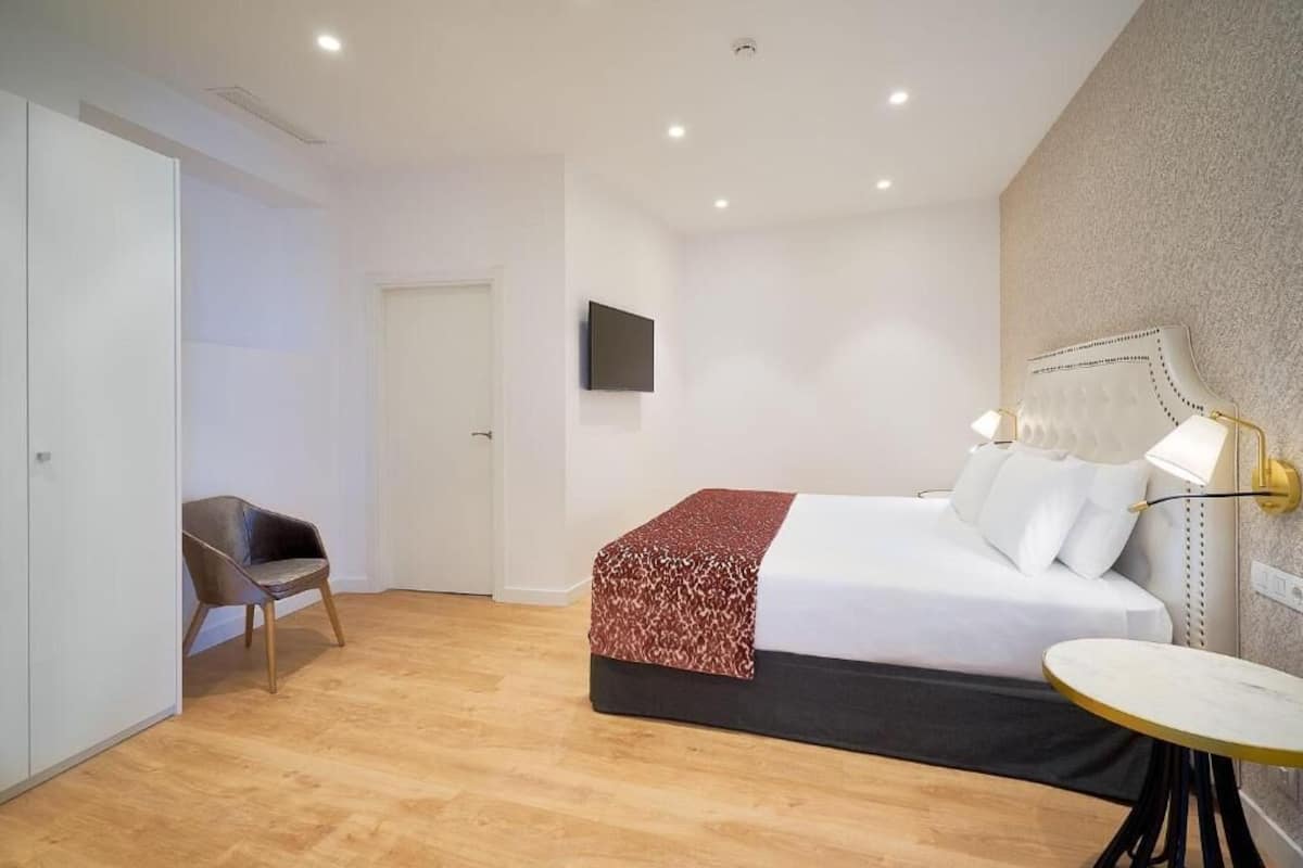 Premium bedding, down comforters, in-room safe, soundproofing