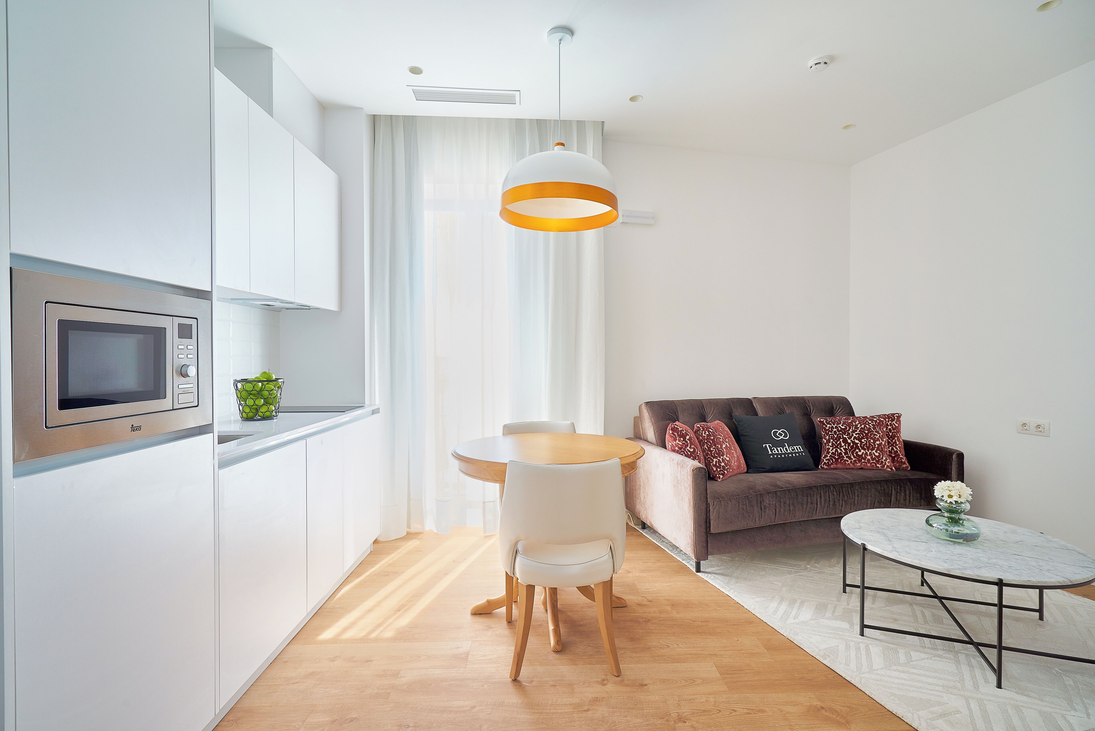 Apartamento, terraza (Tandem) | Cocina privada | Frigorífico grande, microondas, placa de cocina y cafetera o tetera