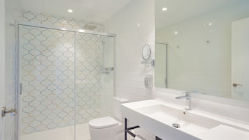 Apartamento, 2 quartos, varanda | Banheiro | Chuveiro, chuveiro com efeito de chuva