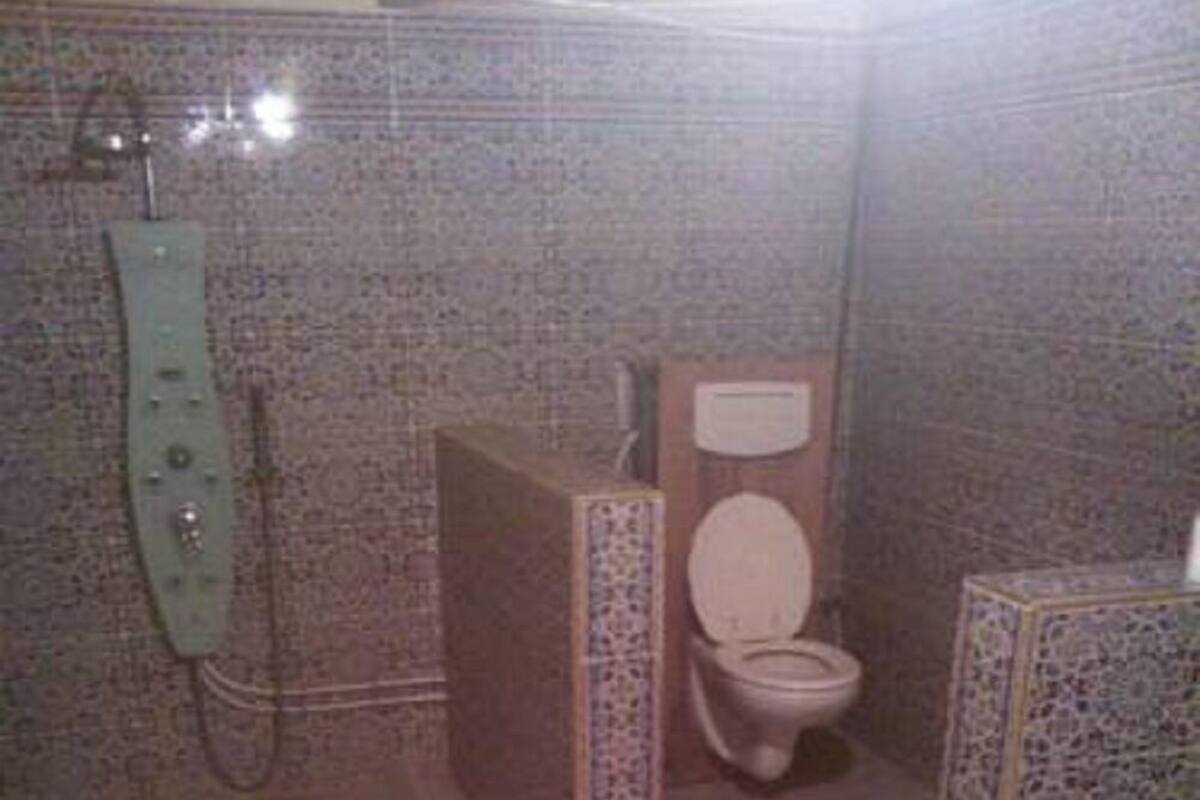 Eenpersoonskamer | Badkamer | Een douche, een regendouche, handdoeken
