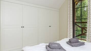 Cots/infant beds, bed sheets