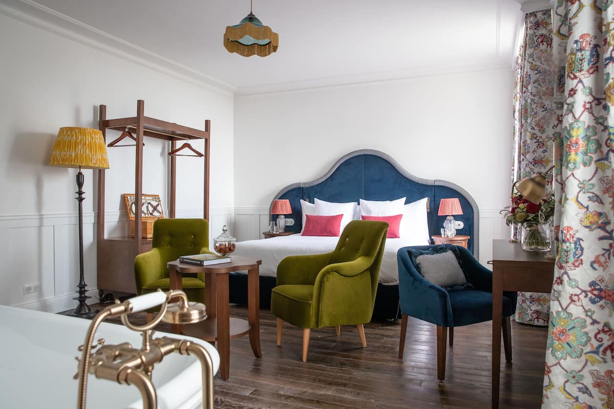 Junior suite | Luxe beddengoed, een kluis op de kamer, individueel gedecoreerd