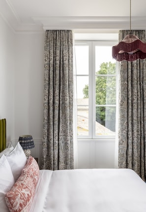 Premium bedding, in-room safe, individually decorated