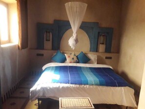 Double Room | Desk, bed sheets - Camels House (Taouz)