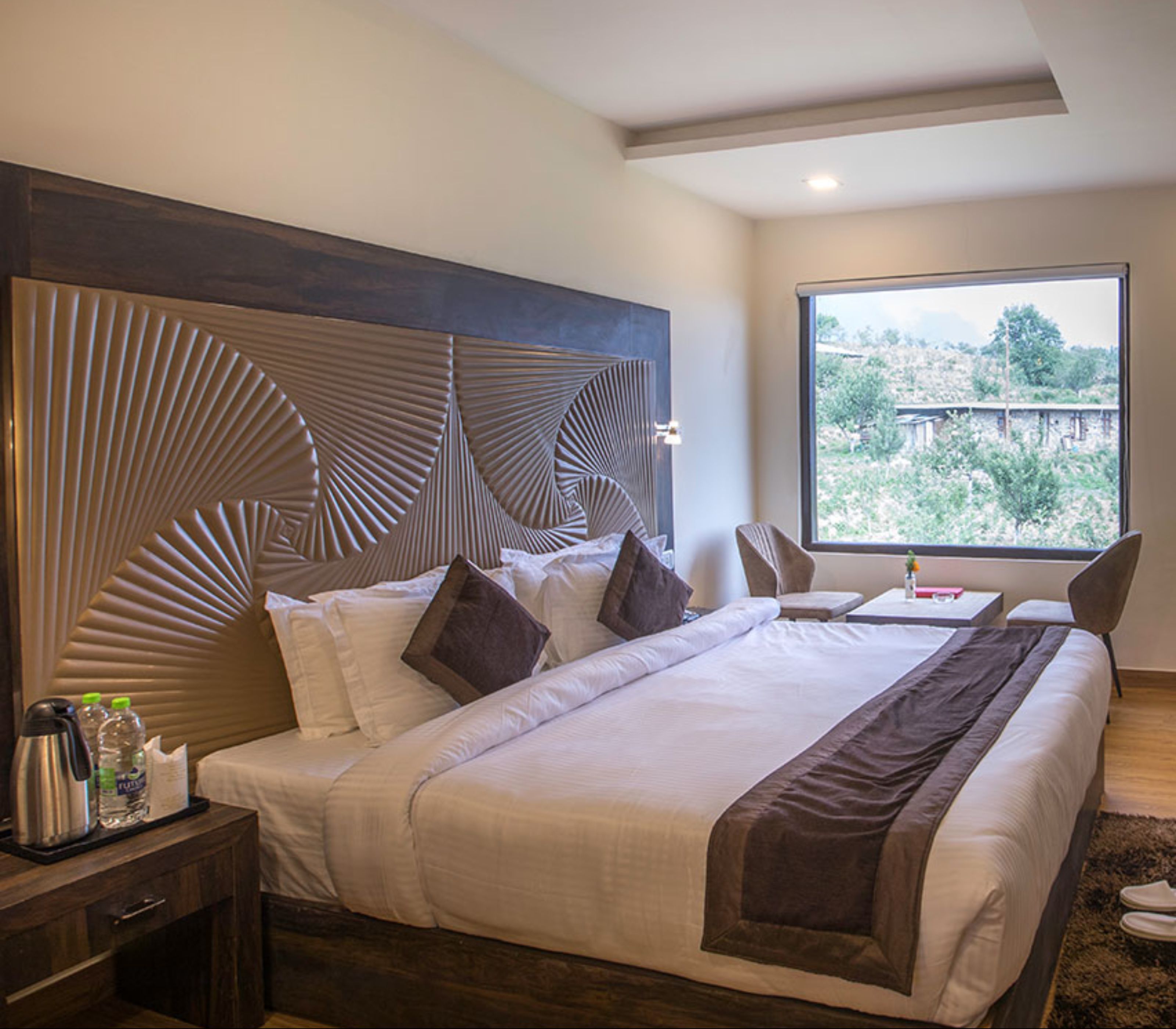 Kamar Premium | Brankas, ruang kerja ramah laptop, Wi-Fi gratis, dan seprai linen