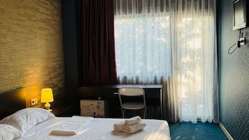 Deluxe Double Room, Berbilang Katil | Peti besi dalam bilik, meja, ruang kerja komputer riba, kalis bunyi