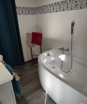 Suite superior, vistas al jardín | Baño | Ducha y bañera combinadas y artículos de higiene personal gratuitos