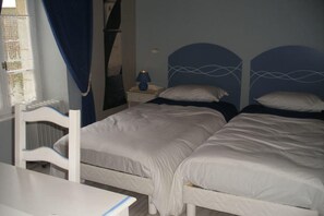 Kamar Twin (Ar Mor) | Didekorasi berbeda-beda dan dilengkapi dengan perabotan berbeda-beda