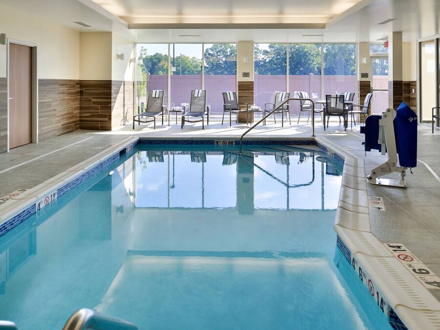 Ein Schwimmbad mit Liegestühlen und Sonnenterrasse.