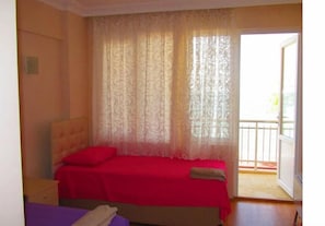 Kolmen hengen huone | Ilmainen Wi-Fi, vuodevaatteet