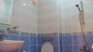 تجهيزات دش، مناشف، صابون، ورق حمّام