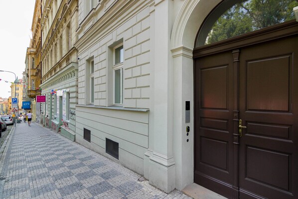 Property entrance - Francouzska Modern Apartment (Prague)