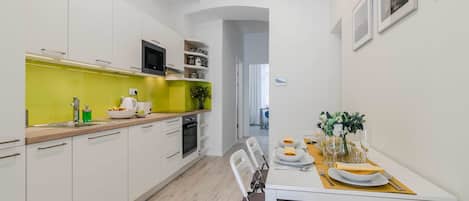 City Apartment, Terrace | Private kitchen | Microwave, oven, stovetop, dishwasher