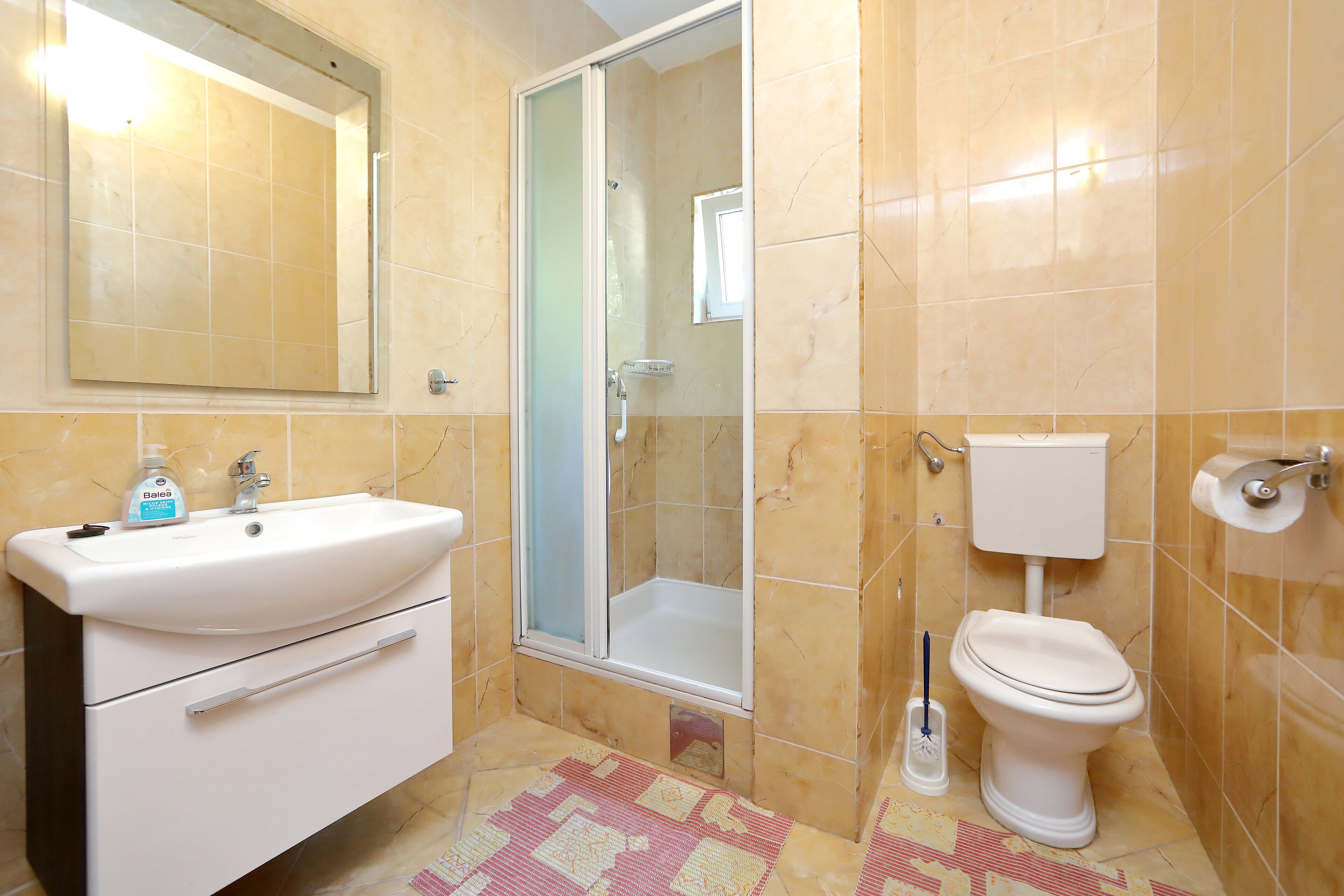 Apartment, 2 Bedrooms (A6) | Bathroom | Shower, hair dryer, towels, soap