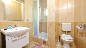 Apartment, 2 Bedrooms (A6) | Bathroom | Shower, hair dryer, towels, soap