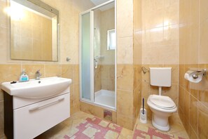 Apartment, 2 Bedrooms (A6) | Bathroom