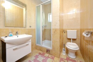 Apartamento, 2 habitaciones (A6) | Baño | Ducha, secador de pelo, toallas y jabón