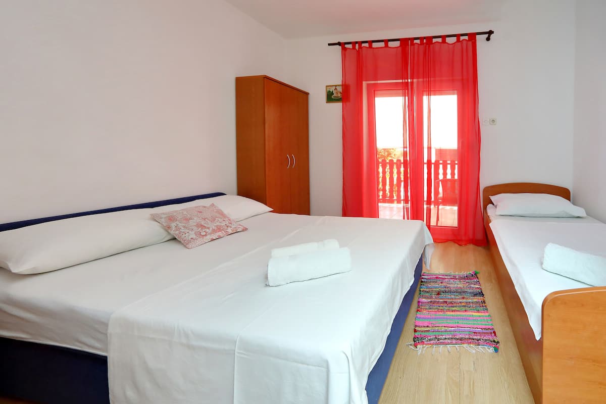 2 slaapkamers, een strijkplank/strijkijzer, gratis wifi, beddengoed