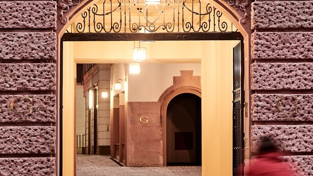 Entrada de hotel con un letrero que dice "GRONERS".