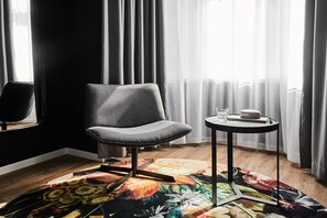 Double Room, 1 Queen Bed | Living area | Flat-screen TV