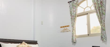 Double Room | Soundproofing, free cribs/infant beds, free WiFi, bed sheets