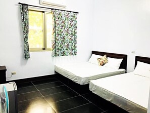 Quadruple Room | Soundproofing, free cots/infant beds, free WiFi, bed sheets - Jinlun Yu foong Homestay (Taimali)