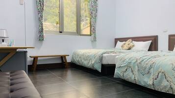 Quadruple Room | Soundproofing, free cribs/infant beds, free WiFi, bed sheets