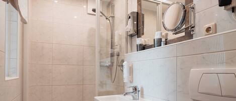 Un baño moderno con bañera, ducha e inodoro.