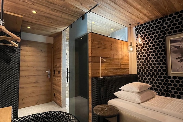 Eenpersoonskamer | Hypoallergeen beddengoed, een kluis op de kamer, individueel gedecoreerd