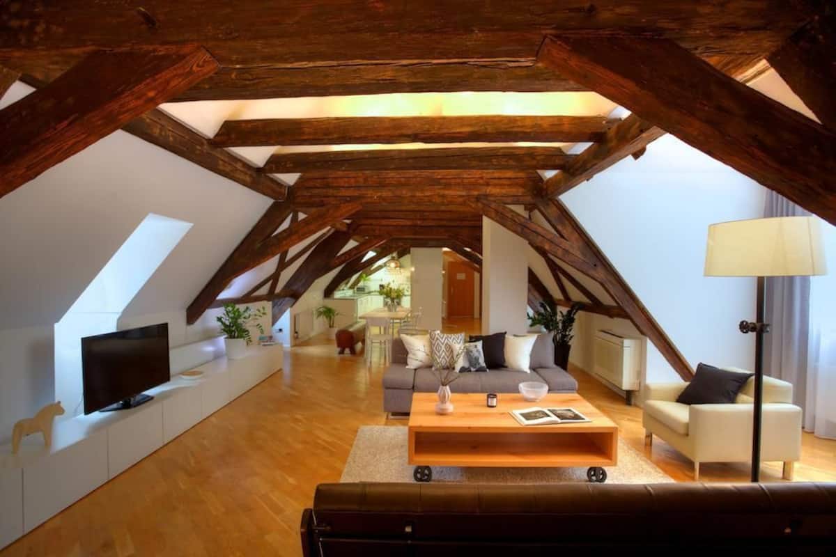 Superior Apartment - Old Town Deluxe (4th flr, elevator partly yes) | Area soggiorno | TV a schermo piatto, lettore DVD