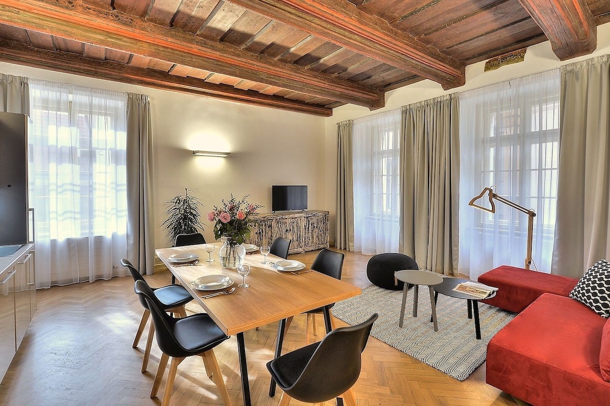 Comfort Apartment - Chateau (2th flr, elevator) | Area soggiorno | TV a schermo piatto, lettore DVD