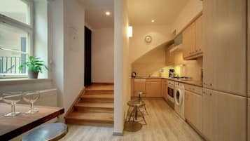 Standard Apartment - Cozy (2nd flr, no elevator) | Cozinha privada | Geladeira, micro-ondas, fogão, cooktop