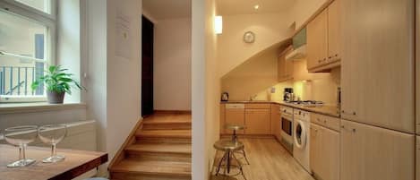 Standard Apartment - Cozy (2nd flr, no elevator) | Privékeuken | Een koelkast, een magnetron, een oven, een kookplaat