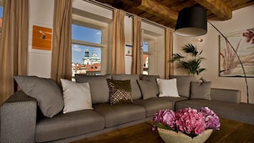 Executive Apartment - Old Town Suite (3th flr, elevator) | 起居區 | 平面電視、 DVD 播放機