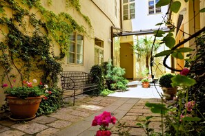Garden - U Kapra Apartments (Prague)