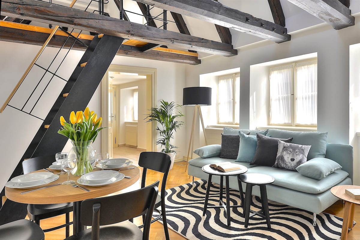 Standard Apartment - Lovely (3th flr, no elevator) | Area soggiorno | TV a schermo piatto, lettore DVD