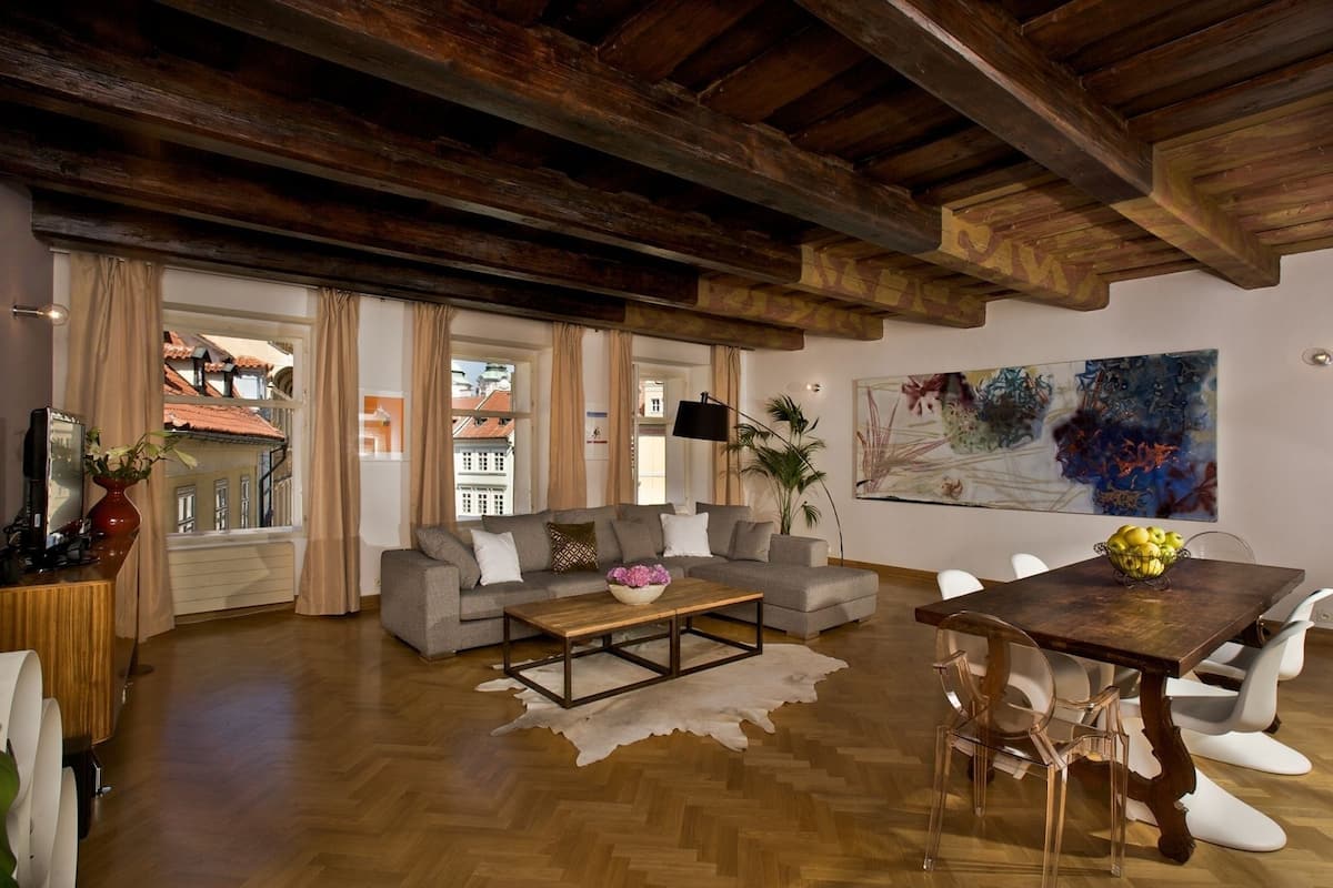 Executive Apartment - Old Town Suite (3th flr, elevator) | Area soggiorno | TV a schermo piatto, lettore DVD