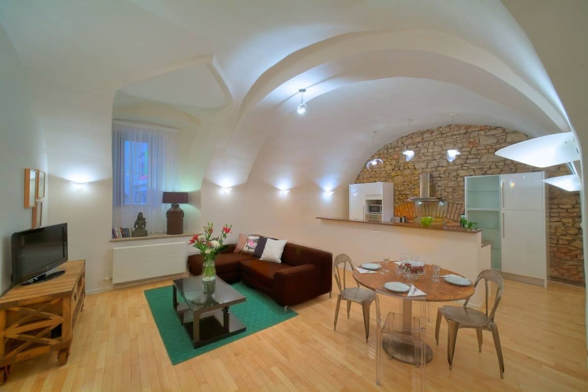 Standard Apartment - Vault (ground flr, no elevator) | Area soggiorno | TV a schermo piatto, lettore DVD