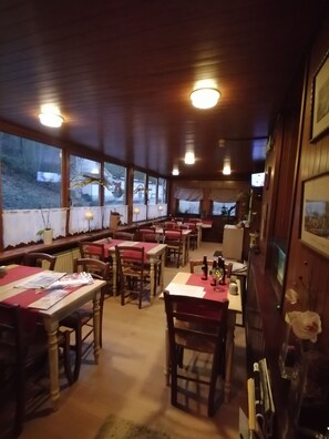 Dinner served, French cuisine - Hôtel de Liège (La Roche-en-Ardenne)