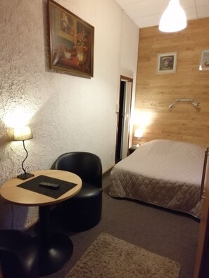 Verdunkelungsvorhänge, schallisolierte Zimmer, Bügeleisen/Bügelbrett