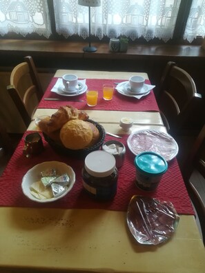 Free daily continental breakfast - Hôtel de Liège (La Roche-en-Ardenne)