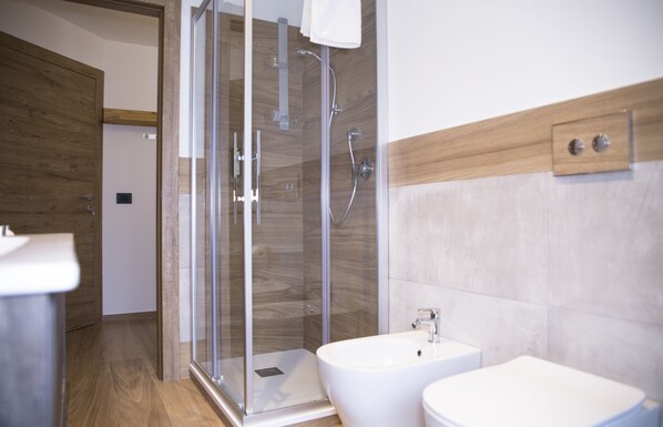 Double Room | Bathroom | Shower, bidet, towels