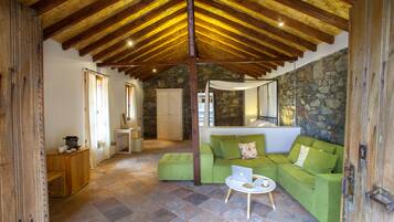 Junior Suite | Free cribs/infant beds, free WiFi, bed sheets