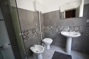 Classic-Doppelzimmer, mit Bad | Badezimmer | Dusche, Regendusche, Designer-Toilettenartikel, Haartrockner