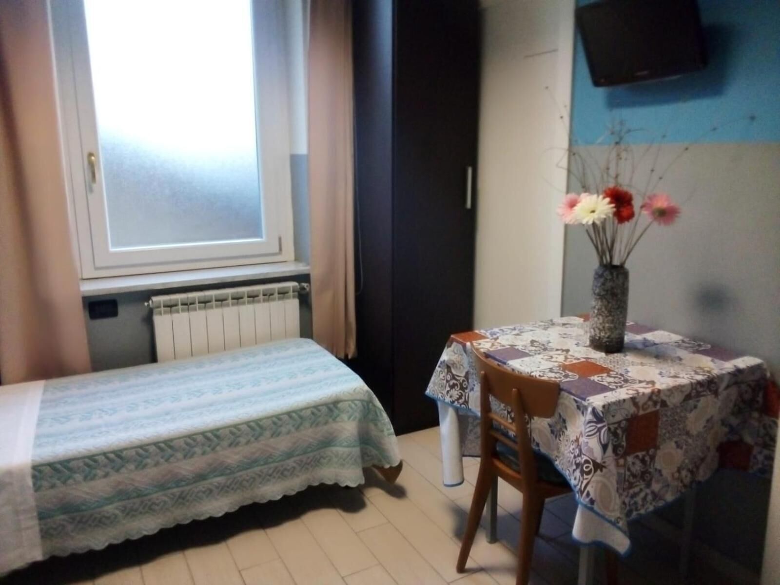 1 bedroom, desk, free wifi, bed sheets