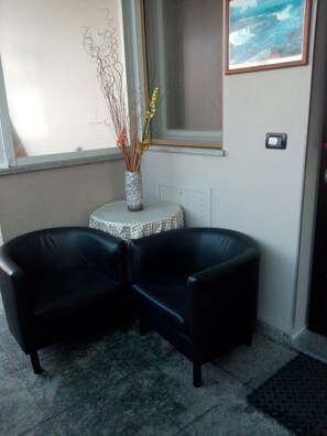 Lobby sitting area - Hotel Niagara (Caselle Torinese)