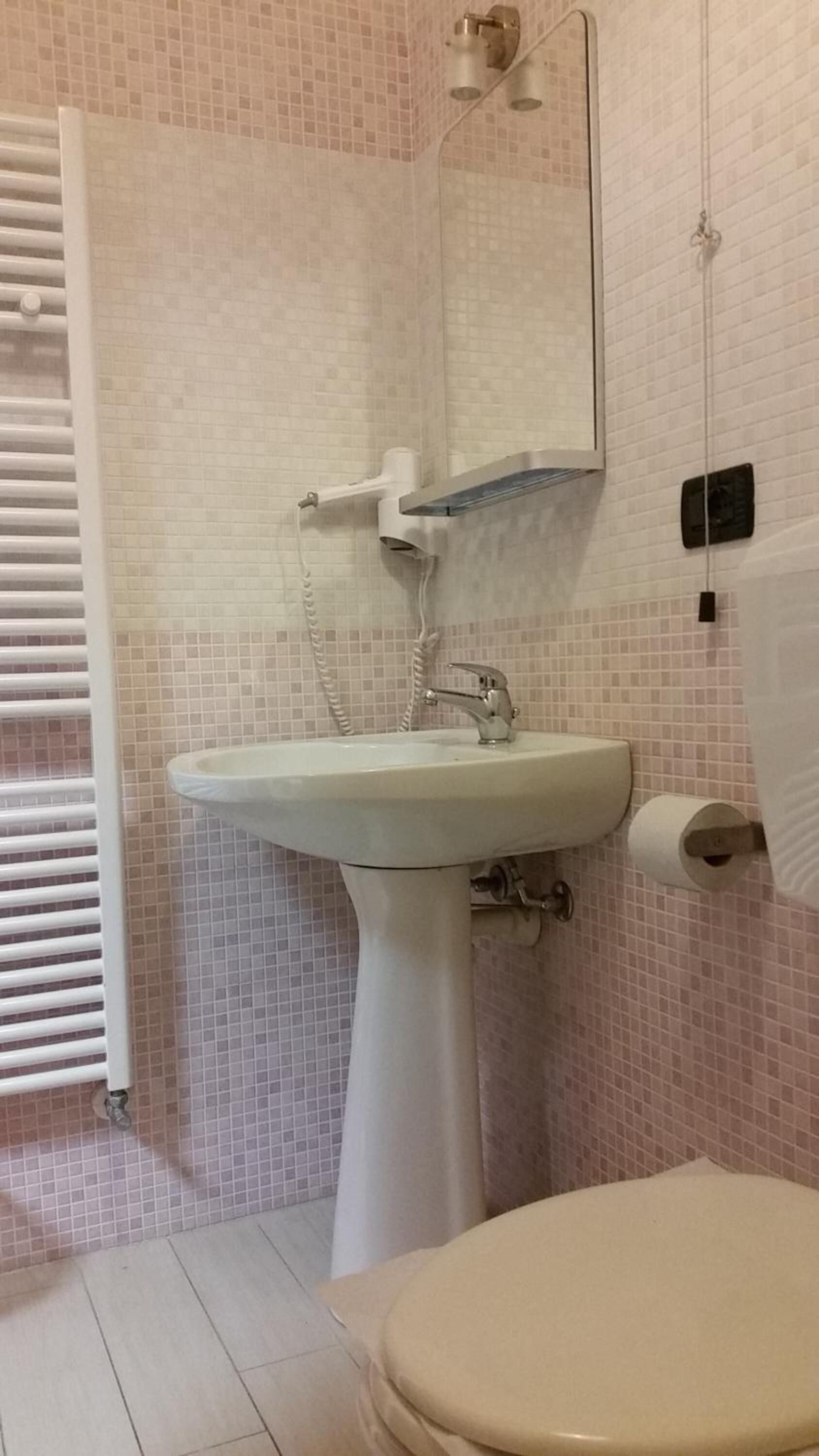 shower, rainfall showerhead, bidet, towels